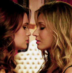 karmyes:  faking it meme: [1/1] kiss  ↳ “Three To Tango” 