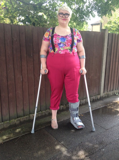 tippaess:
“ Blogging again, complete with robot boot. http://fattyunbound.blogspot.com x
”