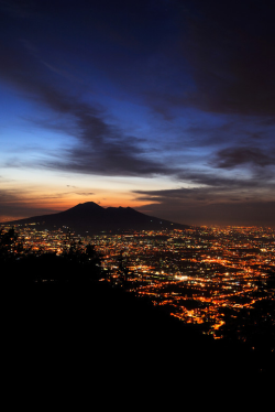 sundxwn:  Sunset over Versuvius 2 by Sandro L. 