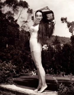 timeofbeauty: Patricia Morison, 1946.