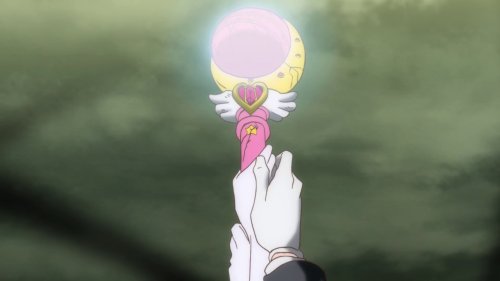 DO YOU KNOW WHY I LOVE THIS MOMENT?BECAUSE MAMORU IS LENDING HIS POWER TO HER.USAGI IS AND ALWAYS WI