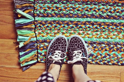 diy handmade braided rug the image links to the tutorial