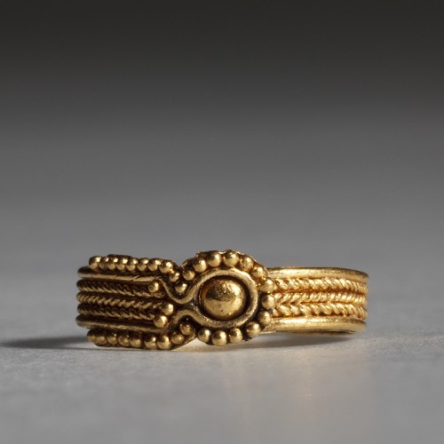 Etruscan gold ring, c. 525-330 BCE. From the collection of Thorvaldsens Museum.