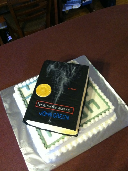 mockingjaylane:  It’s my friend’s birthday and she wanted a Looking For Alaska cake, so me and my mom made this :) 