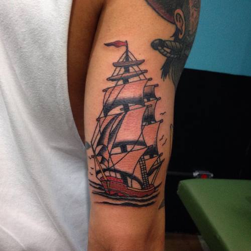 @tradicaotattoos #tattoo #tattooflash #caravel #seaship #caravela (em Tradição Tattoos)