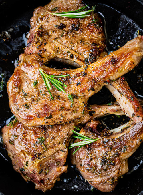 foodffs:Juicy succulent lamb chops in a simple garlic and herb marinade – ready in minutes and perfe
