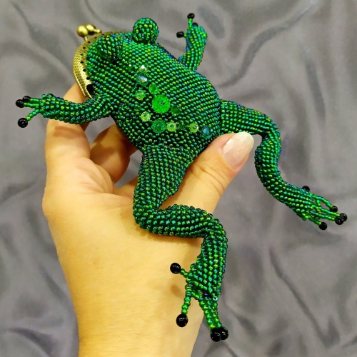 sosuperawesome:Beaded Frog PursesAirinkarotw on Etsy 