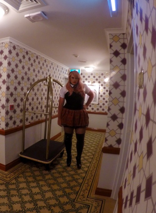 sissy-slut:I went for a walk to the end of hallway and took a couple snaps! :P Nice