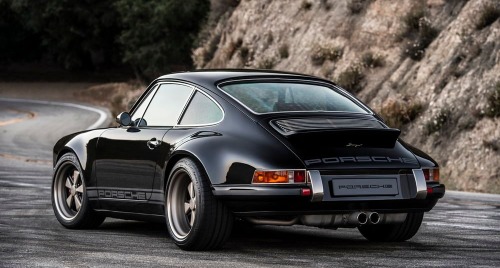 supramitch: itsbrucemclaren: Singer 911 Porsche  That interior is beautful