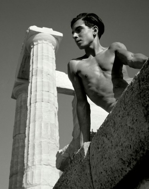 akaixab:  Herbert List: Sounion. Beneath the Poseidon Temple. 1938