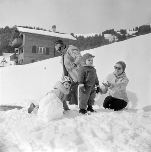 gracefilm: The Grimaldis on winter holiday, 1960.