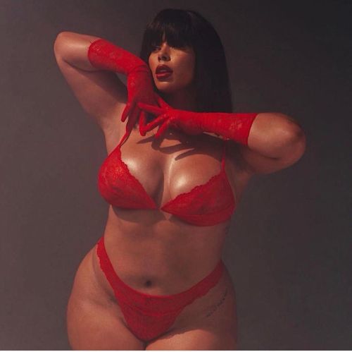 thinfatfit:  instagram.com/tabriamajors x savagexfenty