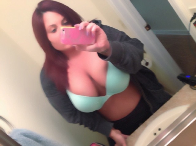 emilyyjessicaa:  Curvy girls do it better 😏