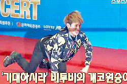 soliseob:  What leader Eunkwang does on the red carpet 