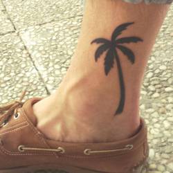 pequenostatuajes:  Pequeño tatuaje de una palmera en el tobillo de Alex.