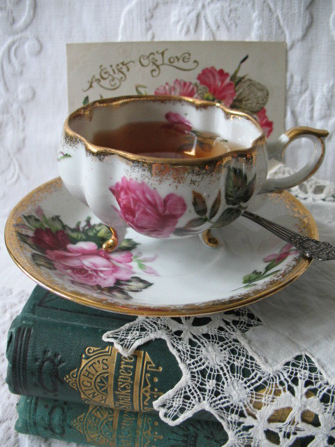 milascioandare: WhenRosesBloomShop Vintage Footed Rose Tea Cup Saucer 