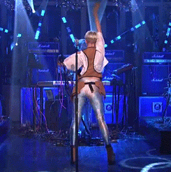 suqmydiqtbh:  Robyn | Dancing On My Own (Live on SNL 2011)  iconic