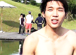 kimseongkyu:  When Woohyun is shirtless… and injured     