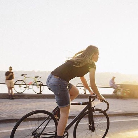 fixiegirls: Repost from @cicleadiccion #girlsonbikes #cycling #fixedgear