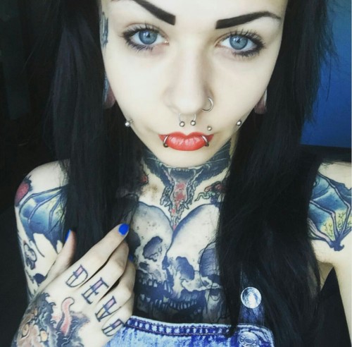 atroposrose:  My eyes are really blue today 😁