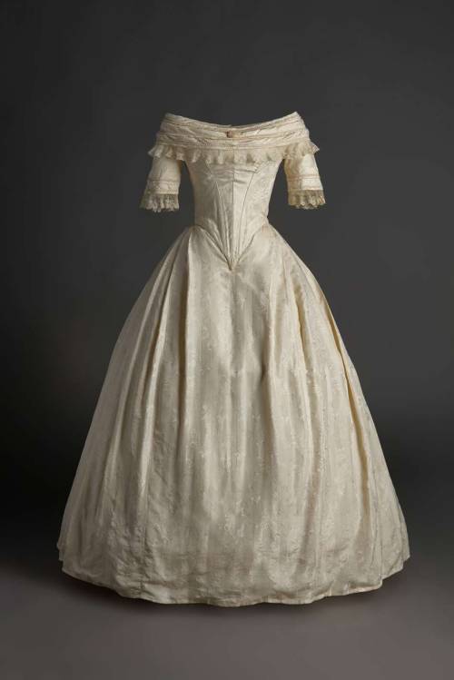 fashionsfromhistory: Wedding Dress1840sMuseo del Traje Museo del Romanticismo Flickr