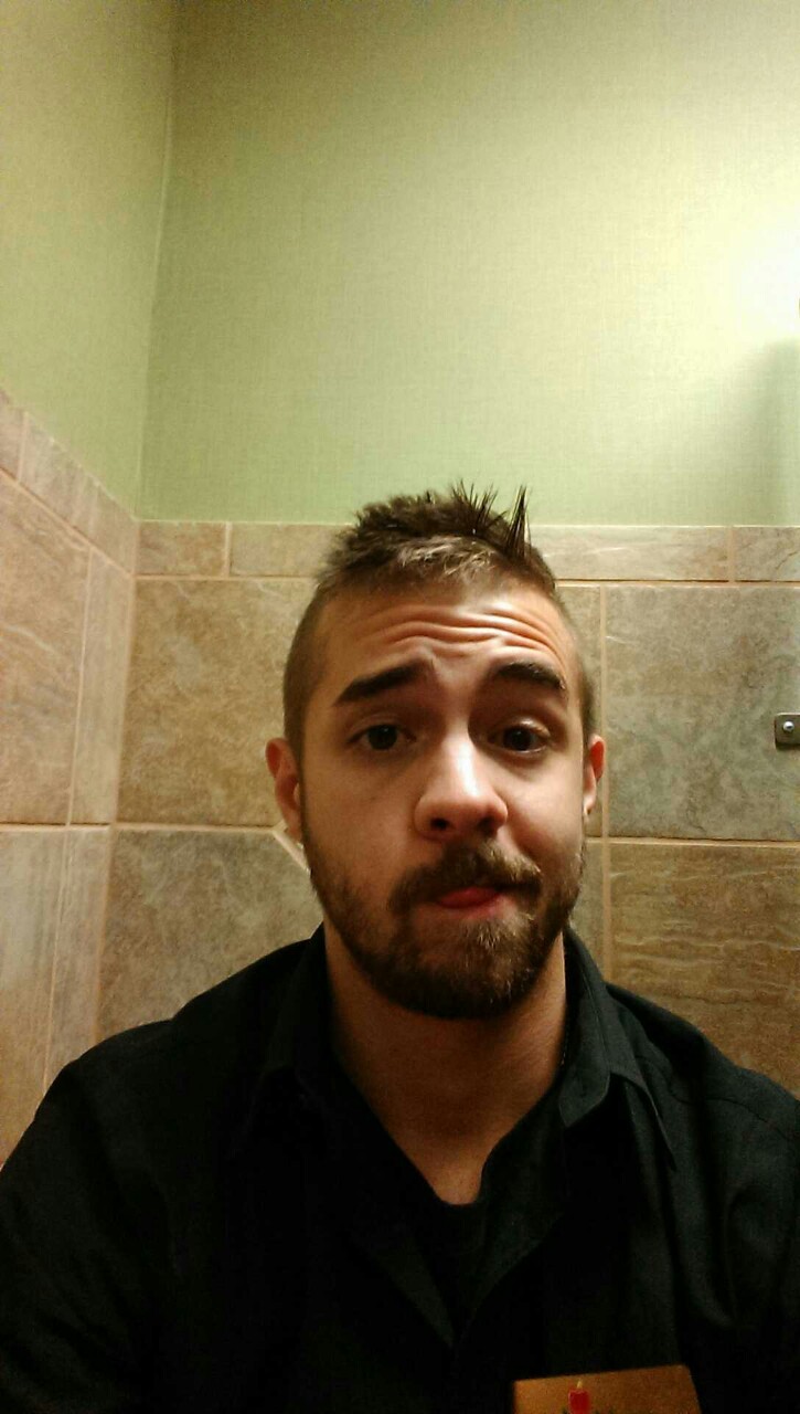 deadlyflashesofgreen:   Poopin selfies are the best selfies.  