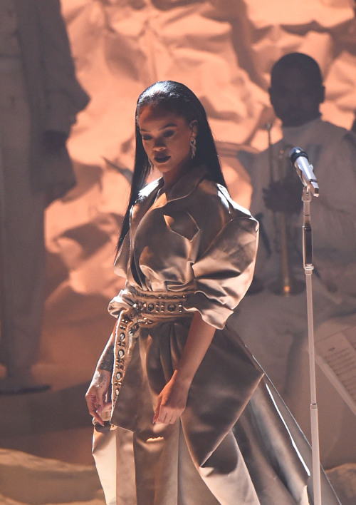 celebritiesofcolor:     Rihanna performs onstage during the 2016 MTV Music Video Awards at Madison Square Gareden on August 28, 2016 in New York City. 