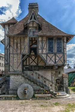 derwiduhudar:  Medieval house located in