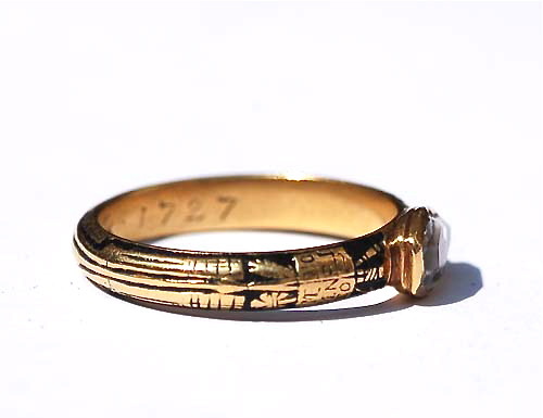 wanderthewood:  18th c. Skeletal coffin ring A rare example of an 18th century memento mori skeletal band, dated 1727. A full skeleton, reserved on black enamel, encircles the gold hoop of the ring. Unusually, there is a crown above the skull, signifying