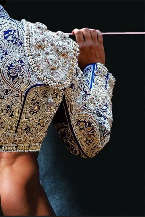 giodelcaso:  De la corrida je n'aime que le costume et les fesses des toréadors..
