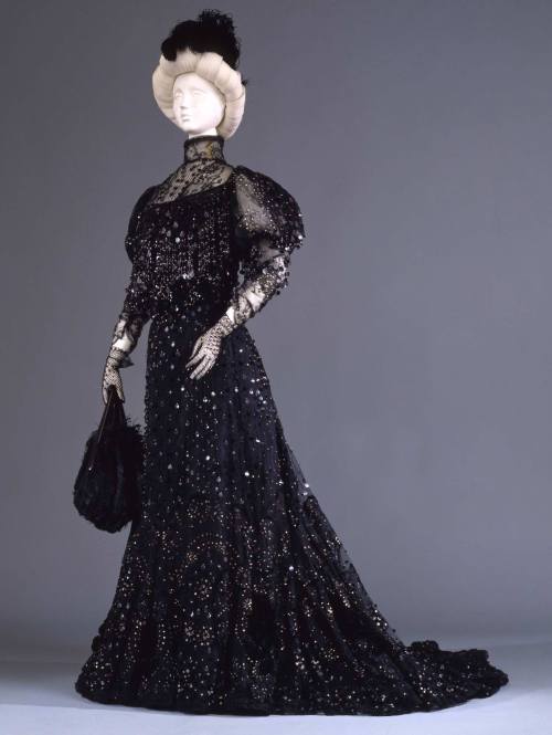 edwardian-time-machine:Evening dress, ca. 1900s Galleria del Costume di Palazzo Pitti / Europeana Fa