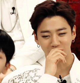 gukkielover:  himchan leaning on yongguk’s shoulder ♥