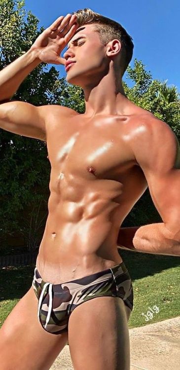 luccyn88: boizilike: great tanSpeedoboi hottie ‍♂️