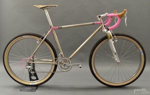 rorowe:  I don’t know if I’ve ever seen a ‘cross bike with front suspension before. Certainly someon