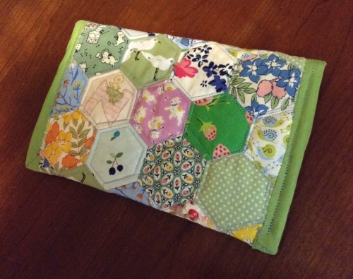 zinbi:I just finished sewing this pouch. It’s hand patched hexagons with soft cotton batting inside 