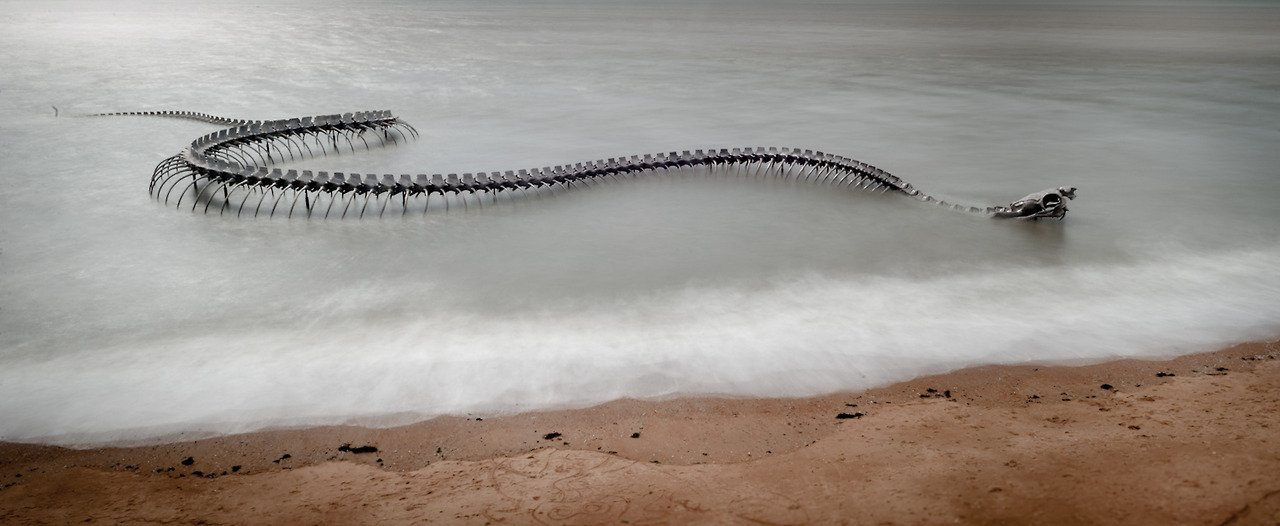 littlelimpstiff14u2: Serpent d'Océan - Huang Yong Ping A gigantic aluminum serpent