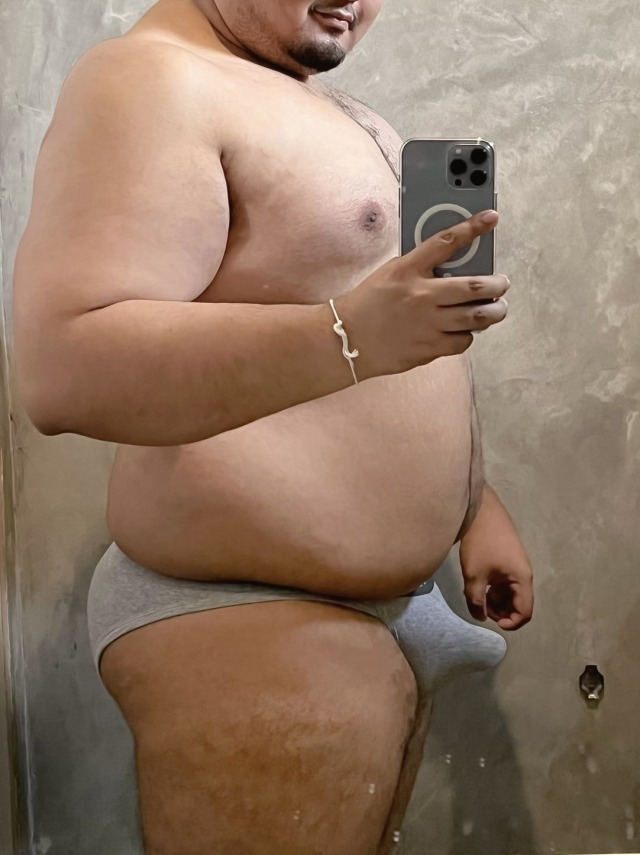 softjockguts:bearwild:Juicy fatboy with a lil bulge 