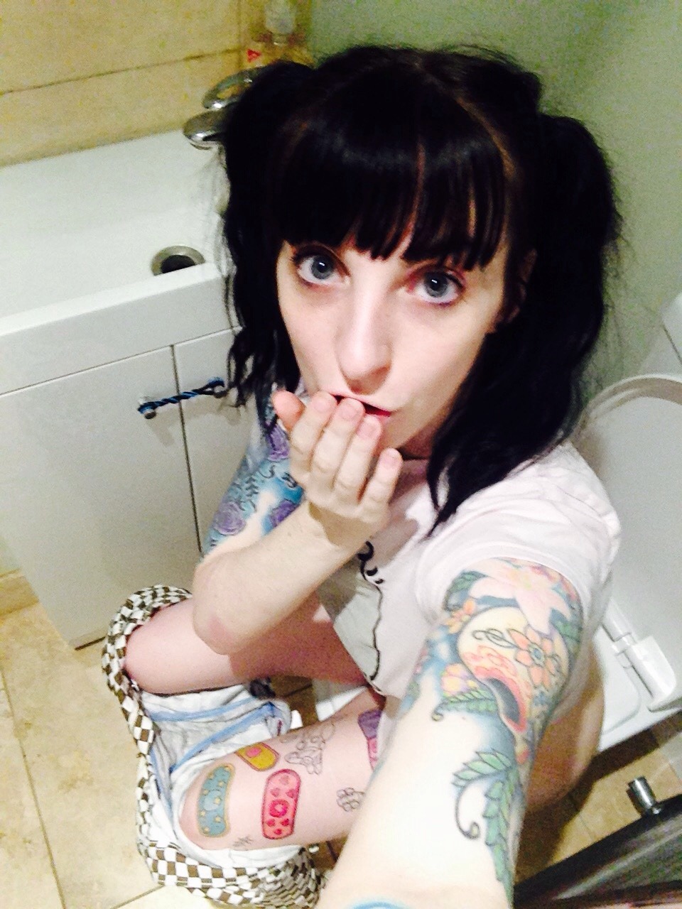 averyconfusingcouple:  Daddy! Close the door, I’m on the big girl potty!!!