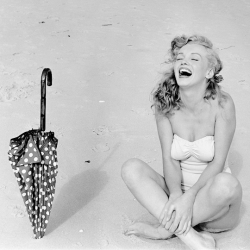 missmonroes:Marilyn Monroe photographed by