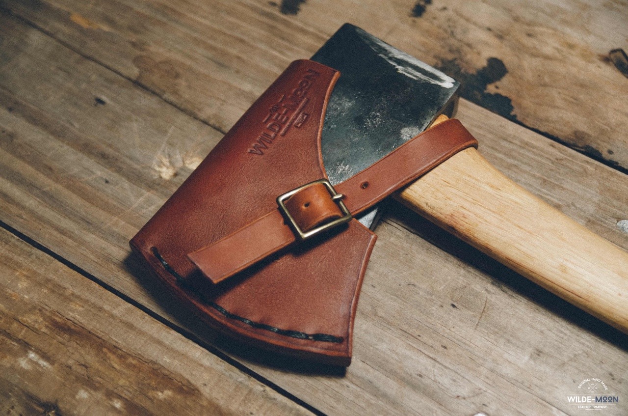 jewishlumberjack:  Custom made axe sheath by iannorrisdaily and @wildemoonleather.