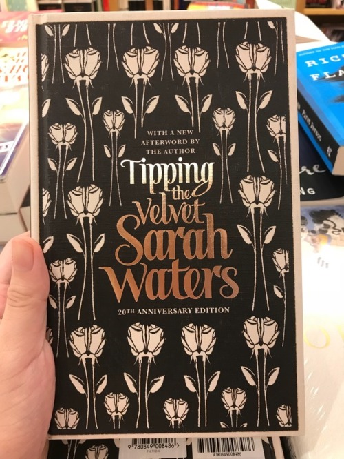 literaery-me:Tipping the Velvet by Sarah Waters (20th Anniversary Edition) 