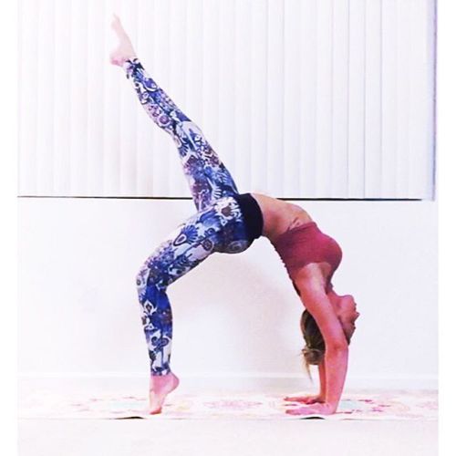 One leg wheel pose | @laurenblanken #yogaposeweeklywk223 #yogachallenge #yogigirl #onelegwheelpose #