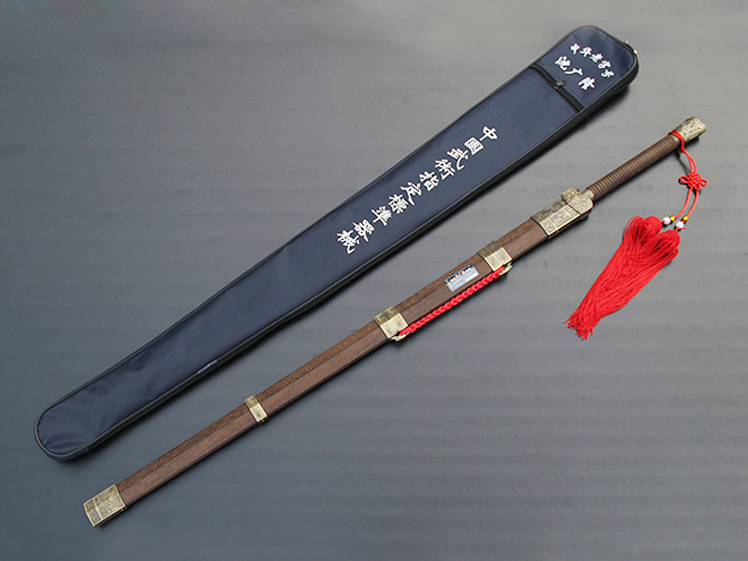 chinesesword:  Classic Chinese Sword Han Dynasty Style  http://www.icnbuys.com/chinese-tai-chi-sword-han-style.htmlReblog,