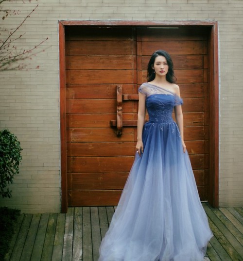 Li Qin wearing Queen’s Palace