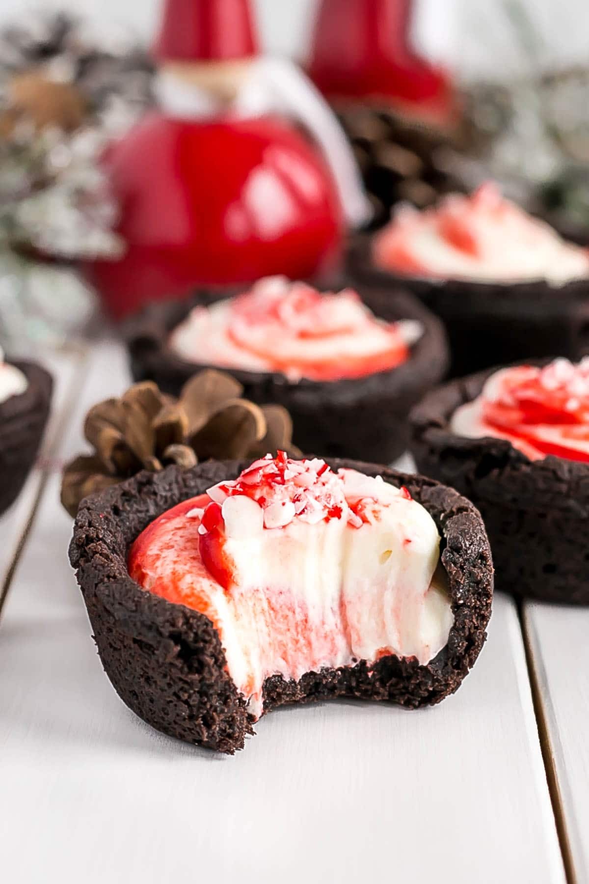 sweetoothgirl:  CHOCOLATE PEPPERMINT COOKIE CUPS
