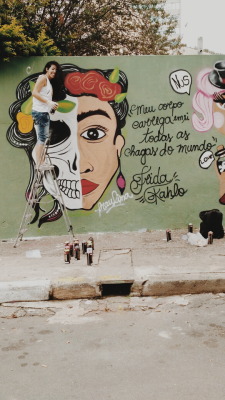 franhop:  “Meu corpo carrega em si todas as dores do mundo.”  — Frida Kahlo