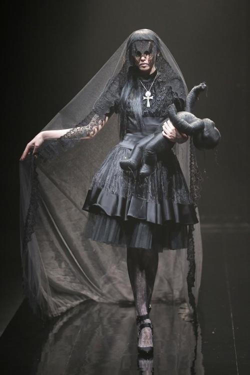 poisoned-apple:  - ALICE AUAA // Fall-winter 2013-2014 - 