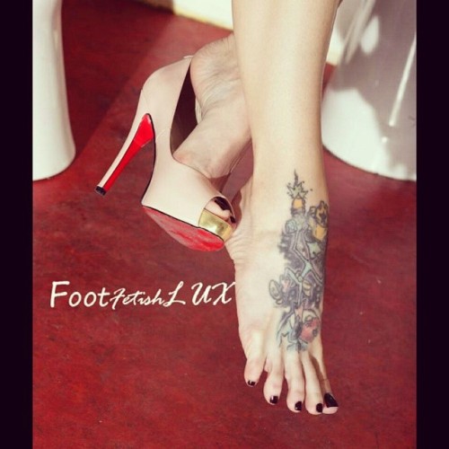 footfetishlux:  #туфельки #босоножки #женскиеножки #шпильки #каблучки #втуфельках #сексуальнаяобувь 