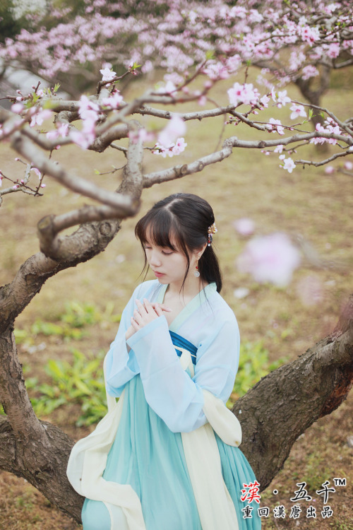 fouryearsofshades: Model 麻豆：@浅猪家的七七Photographer 摄影：@影子的白日梦 重回汉唐 5hanfu.taobao.com/ Traditiona