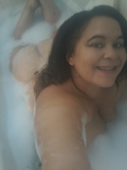 xqu33nkushx: Bathtub fun loves!!!